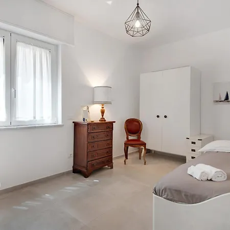 Апартаменты Segesta Charming Сестри-Леванте